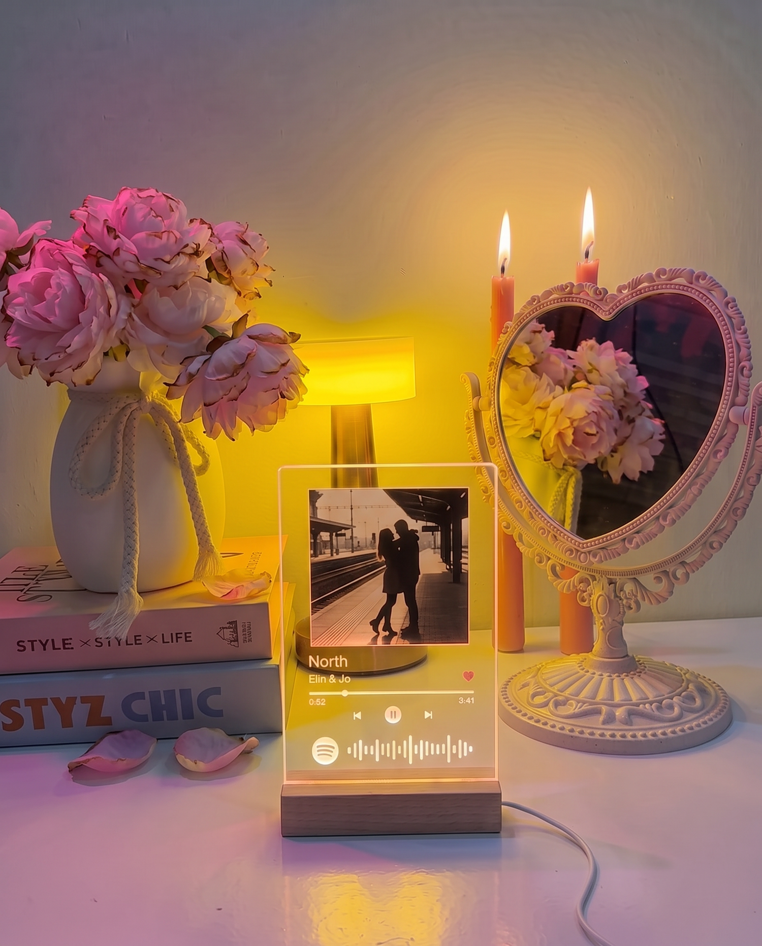Spotilight leuchtet neben verwelkten Pfingstrosen - Blumen vergehen, dieses Geschenk bleibt